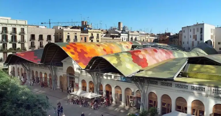 Mercado de Santa Caterina de Barcelona con sus techos ondulados y de colores