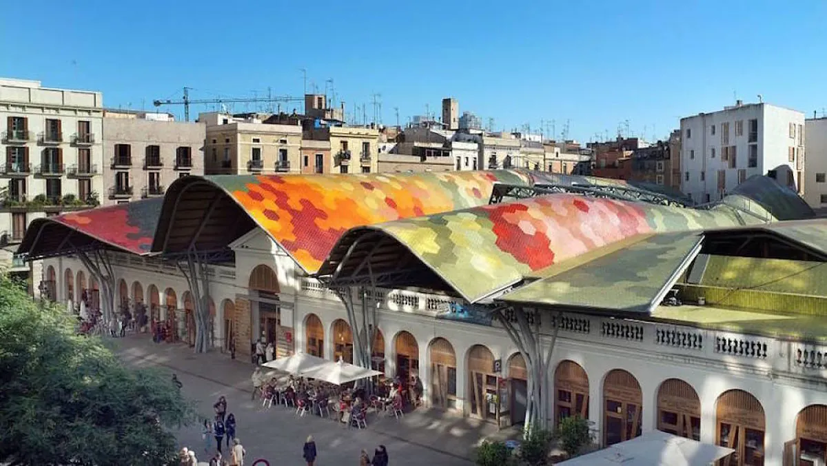 Mercado de Santa Caterina de Barcelona con sus techos ondulados y de colores