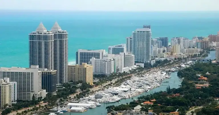 Vista aérea de Miami Beach con hotels, playas y canal azul