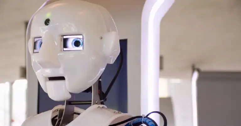 Cabeza de robot blanca con pantallas de ojos