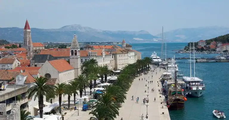 Puerto de Trogir con catedral medieval y barcos