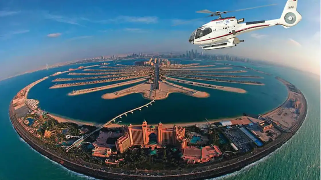 Helicóptero sobre islote artificial en forma de palmera