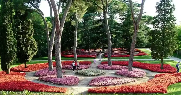 Parque el capricho de Madrid, arboles y flores de diversos colores