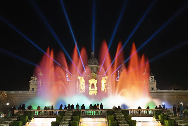 Fuente iluminada en rojo y naranja, Montjuïc