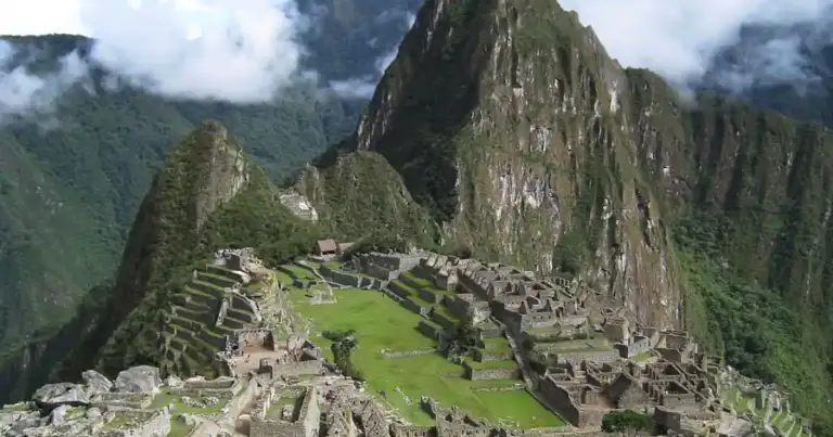 Ruinas de Machu Picchu rodeadas de montañas