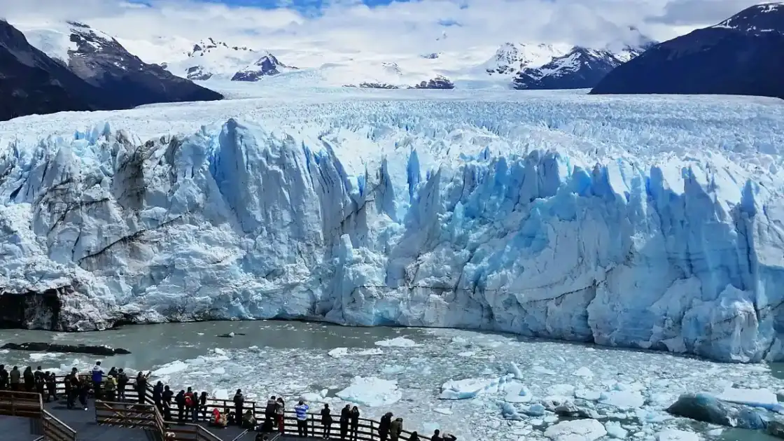Pared altisima del glaciae perito moreno, se ven trozos de hielo que caen
