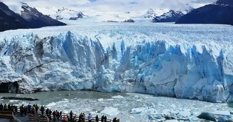 Pared altisima del glaciae perito moreno, se ven trozos de hielo que caen