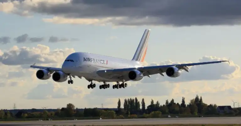 Avión comercial en vuelo contra cielo nublado