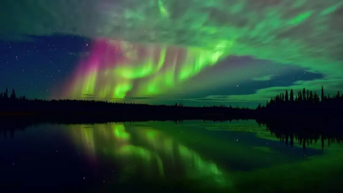 aurora boreal con cielo con colores rojos, verdes y amarillos
