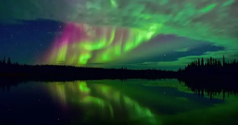 aurora boreal con cielo con colores rojos, verdes y amarillos