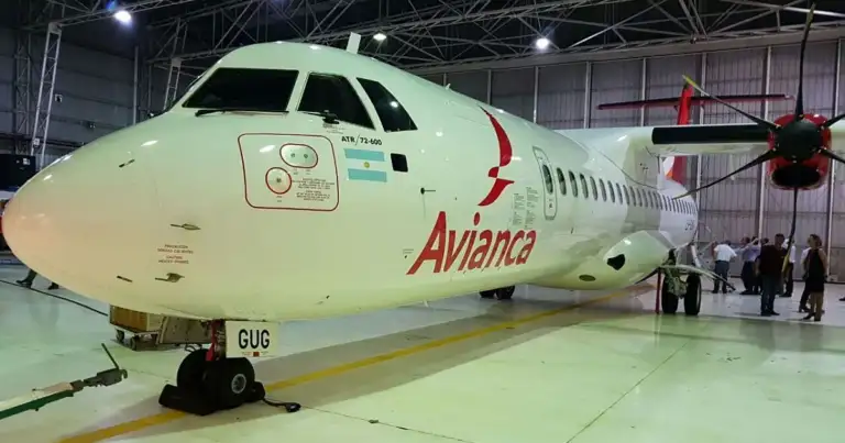 Avión Avianca blanco en hangar de mantenimiento