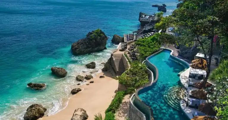 Playa tropical con escaleras de piedra y vegetación