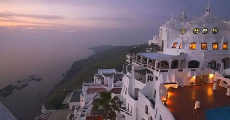 Casapueblo: varias terrazas que balconean al mar, una de ellas iluminada