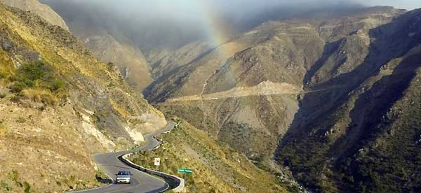 Carretera sinuosa en montañas áridas con curvas en la Sierra de los Comechingones