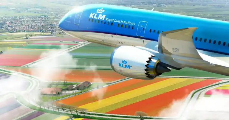 Avión azul volando sobre campos de tulipanes de colores
