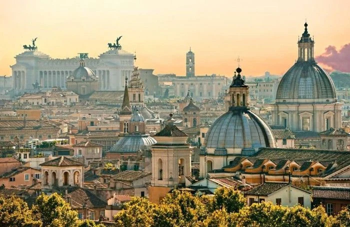 Panorámica de Roma con iglesias y cúpulas al atardecer