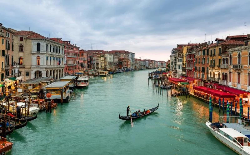 Góndola tradicional en el Gran Canal de Venecia
