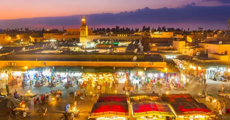 mercado de marrakech, enorme plaza iluminada