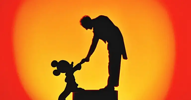 Silueta de Mickey Mouse siendo levantado contra fondo rojo