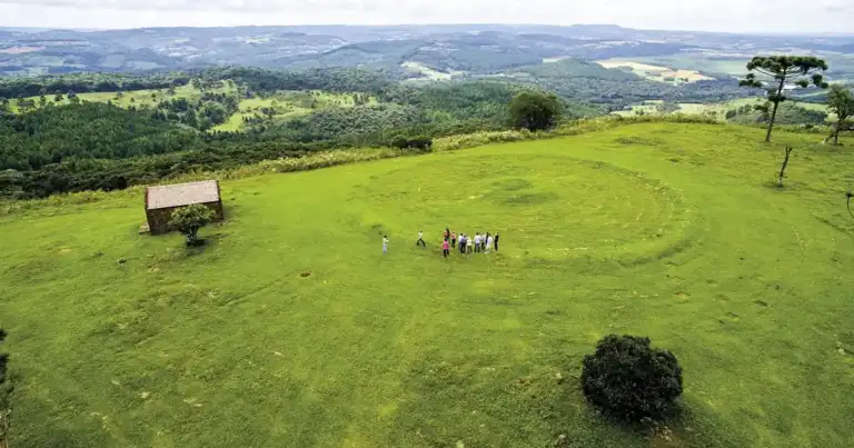 Paisaje rural verde con iglesia y casas dispersas