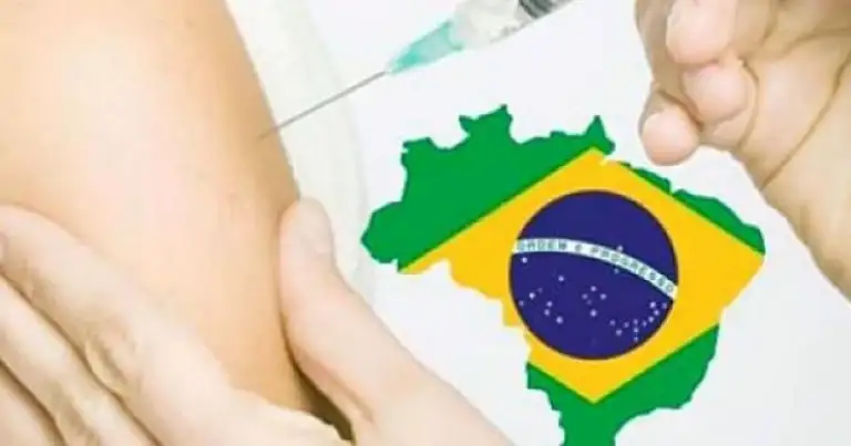 Manos sosteniendo mapa de Brasil