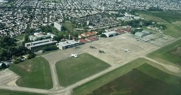 Vista aérea de un aeropuerto con pistas de aterrizaje y hangares