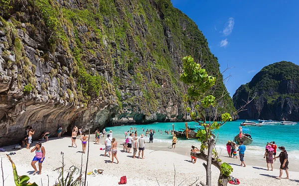 Turistas disfrutando la playa de Ko Phi Phi en Tailandia