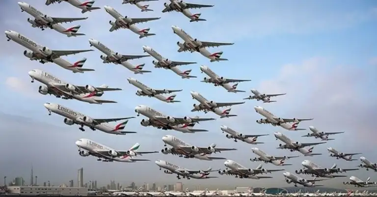 Muchos aviones volando en formación cerrada