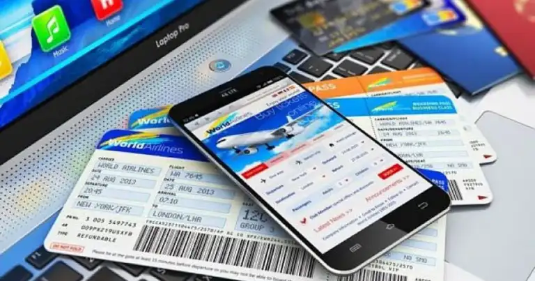 Compra de boletos de avión en línea con celular, tarjetas y pasaportes