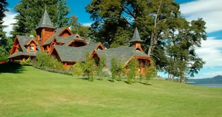 Casas de estilo lodge con techos rojos en un country rodeadas de árboles