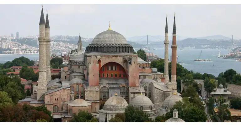 Santa Sofia con su cupula y sus 4 minaretes