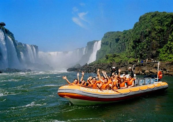en lancha a las cataratas