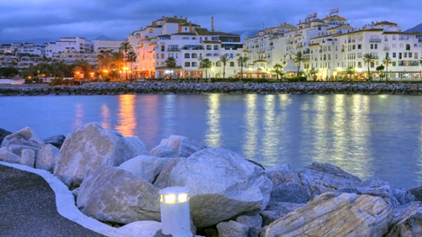 marbella desde el mar. casas blancas