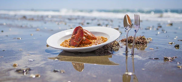 Foto de comida sobre la playa