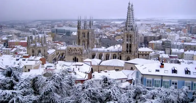 Catedral gótica cubierta de nieve en invierno