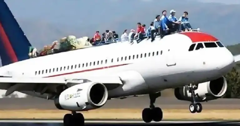 avion en pista con gente sentada sobre él