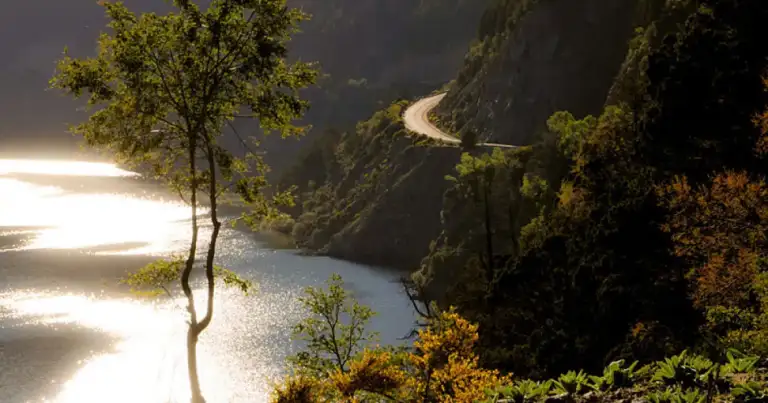 camino de los siete lagos de noche iluminado por la luna