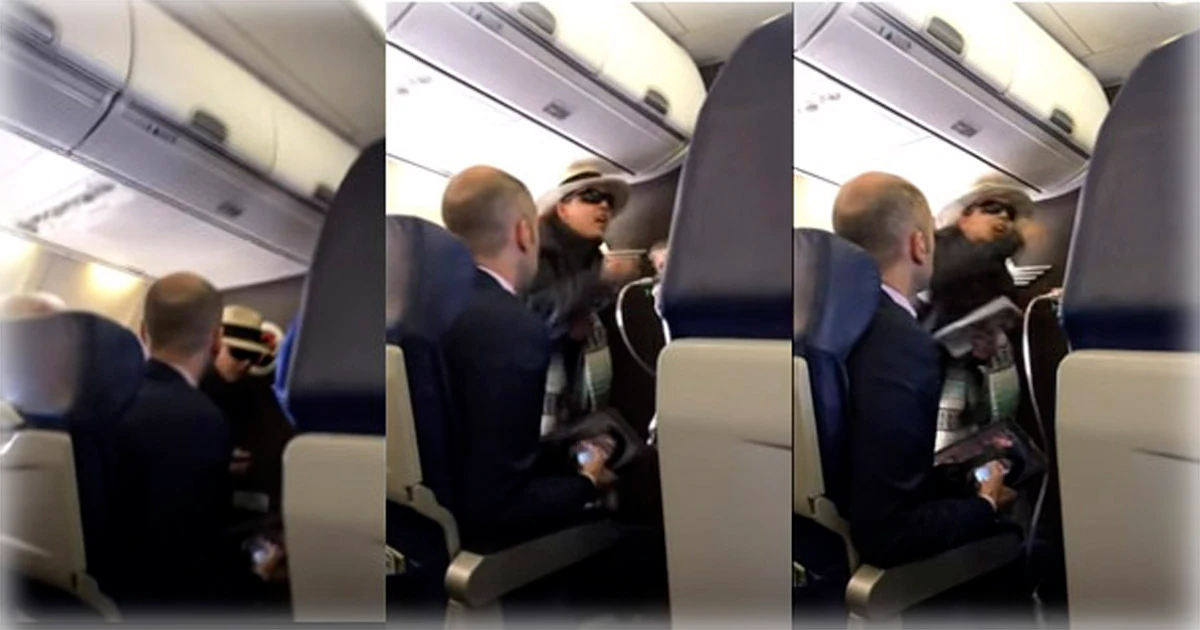 Tres cuadros de una escena en un avión: un pasajero con gorro y gafas increpa a un hombre de traje