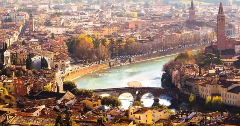 Vista panorámica de una ciudad histórica con río, puentes y torres medievales