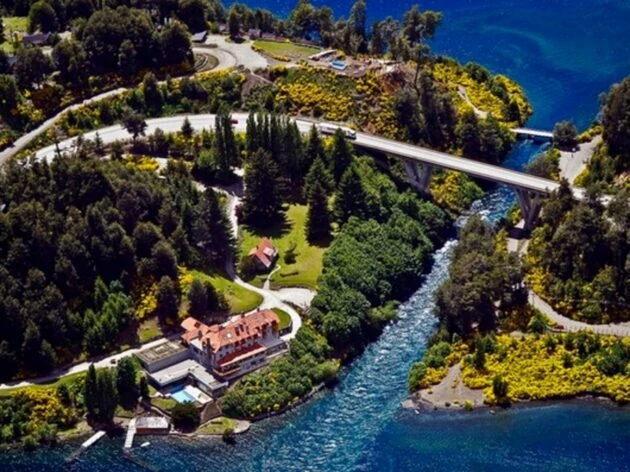 Vista aérea del Puente Correntoso y el Hotel Correntoso sobre el río más corto del mundo, en Villa La Angostura, Patagonia argentina