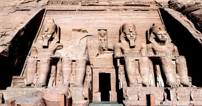 Templo de Abu Simbel con estatuas colosales de faraones talladas en piedra
