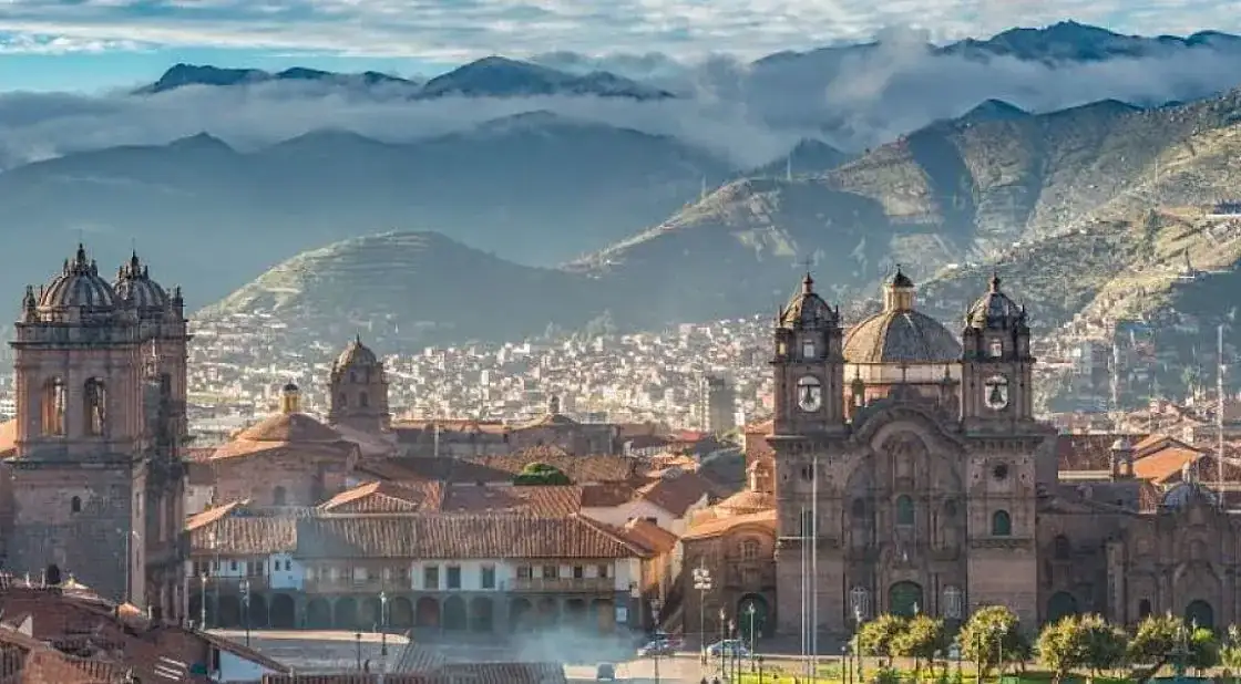 Ciudad colonial en montaña con iglesias y arquitectura histórica
