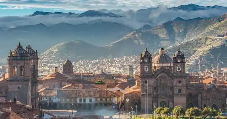 Ciudad colonial en montaña con iglesias y arquitectura histórica