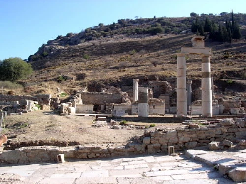 Columnas de mármol blanco de las ruinas del Pritaneo en Éfeso