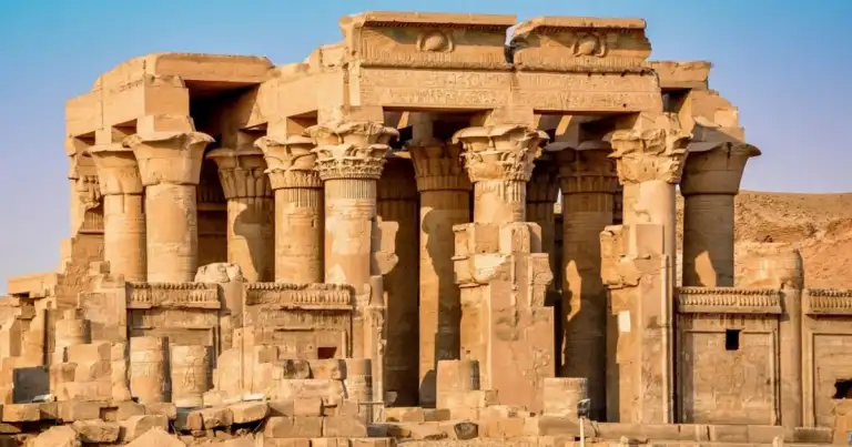 Ruinas de templo antiguo con columnas ornamentadas y relieves en piedra