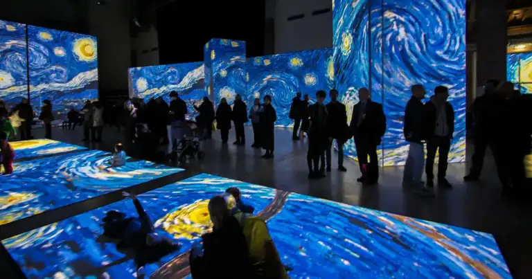 Exposición inmersiva de obras de Van Gogh proyectadas en pisos y paredes