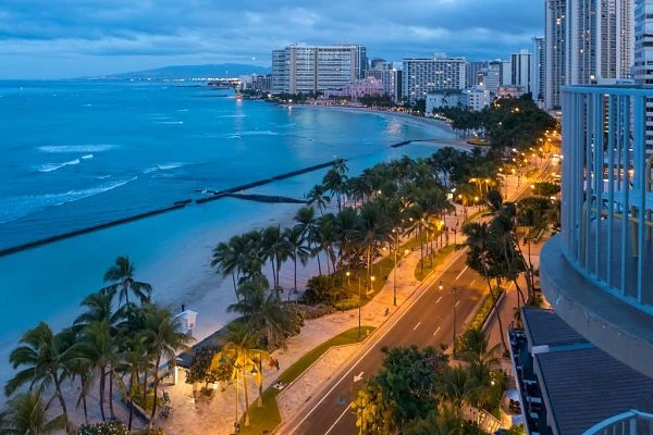 Vista aérea de la playa de Waikiki al atardecer Vista aérea de la playa de Waikiki al atardecer