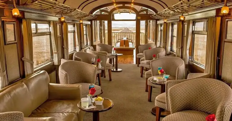 Interior de tren de lujo con asientos cómodos y ventanas panorámicas