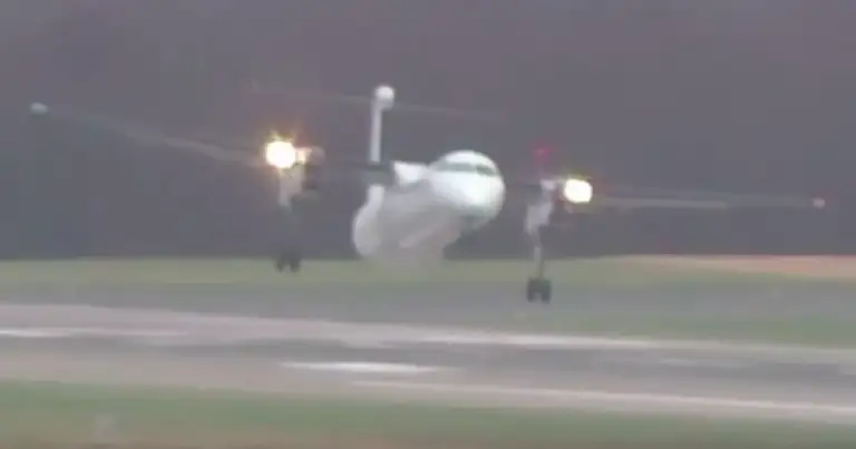 Avión aterrizando en condiciones de tormenta en una pista mojada