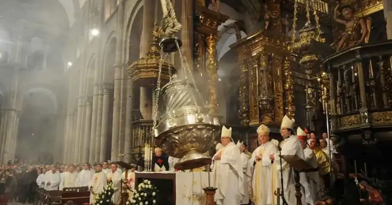 Interior de catedral durante ceremonia con sacerdotes y fieles alrededor de incensario